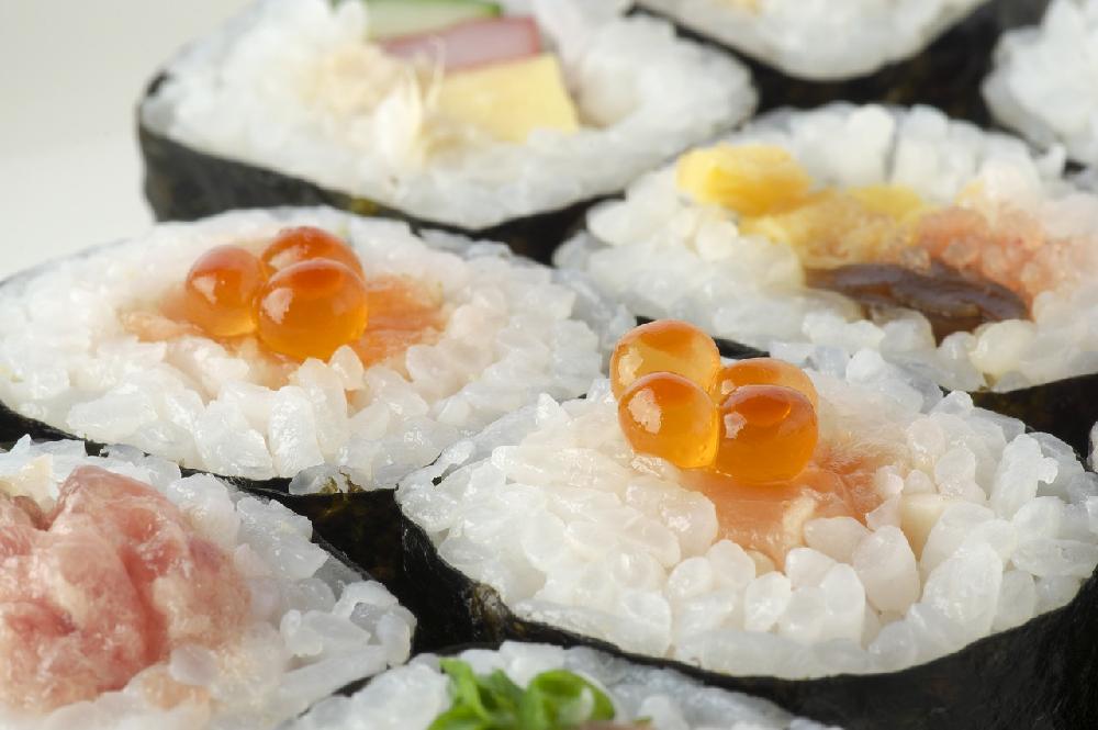 Jak zamówić catering sushi do biura?